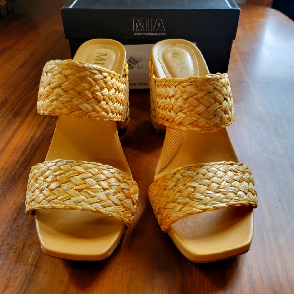 MIA Women's Tan Woven Raffia Sandals
